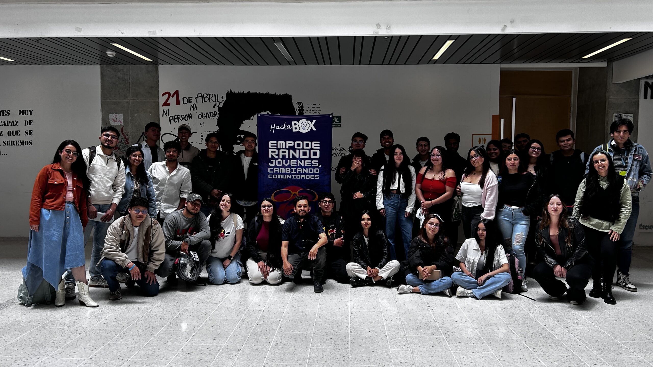 Comunidad participando en actividades de formación digital