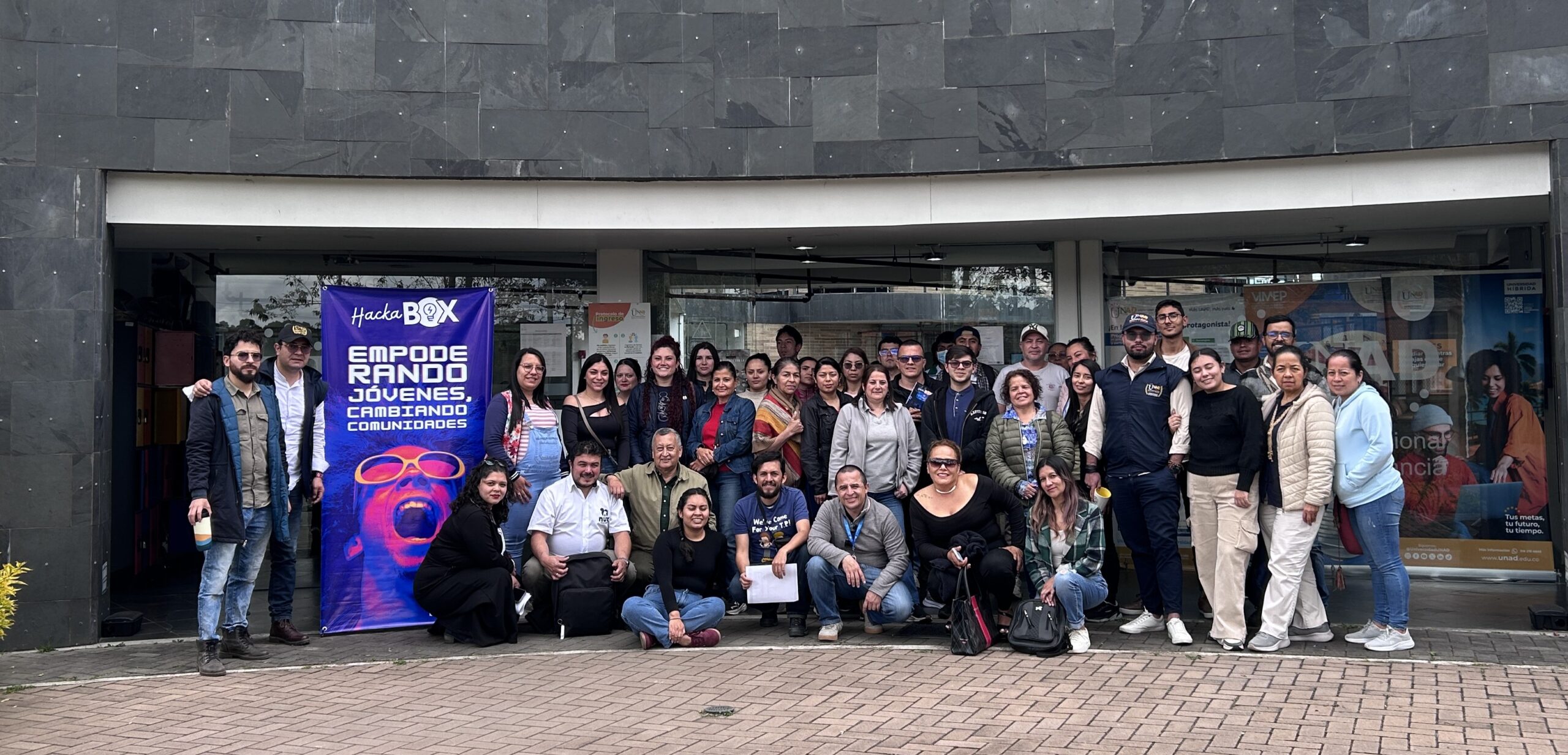 Jóvenes participando en el programa HackaBox