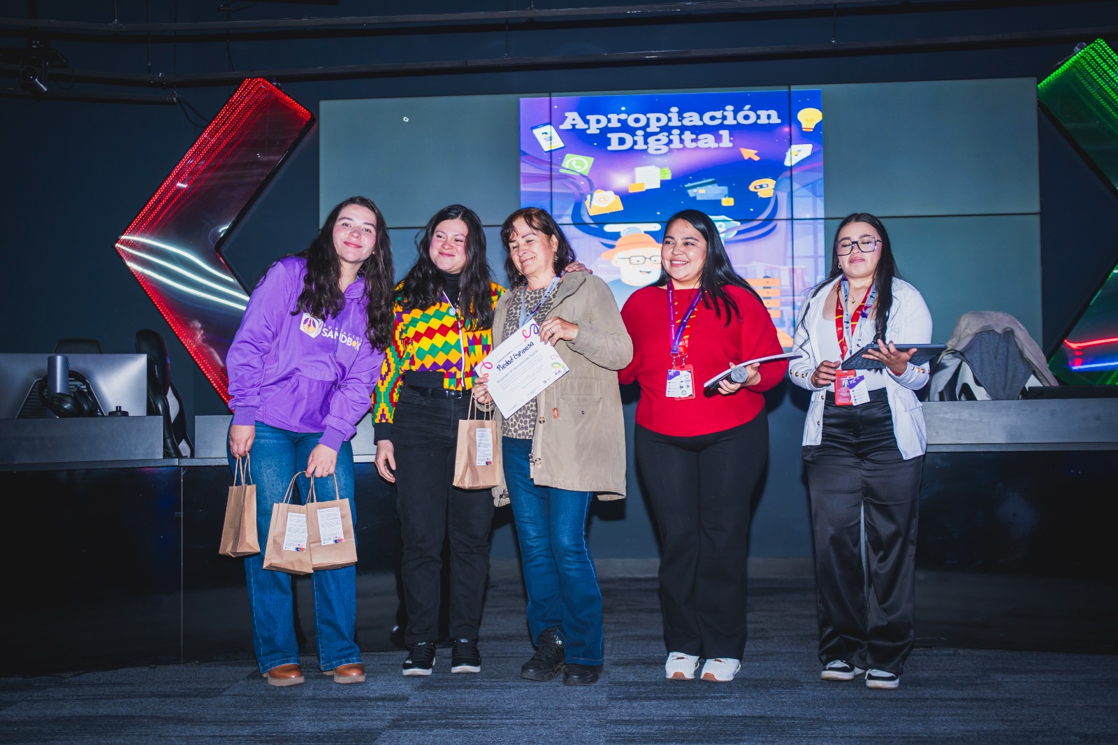 Participante recibiendo reconocimiento