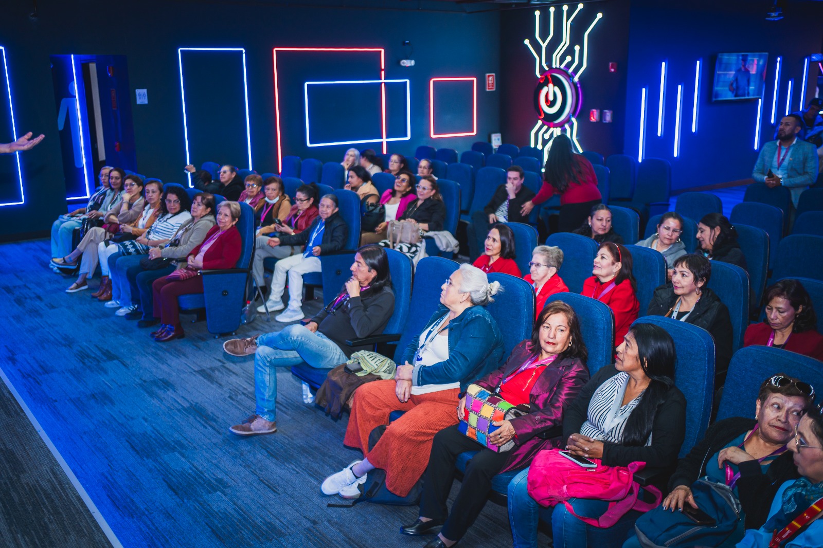 Personas mayores participando en el programa